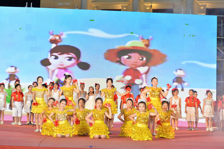 Các tiết mục vô cùng phong phú về thể loại, từ đơn ca, song ca, hợp ca, độc tấu nhạc cụ dân tộc và phương Tây.