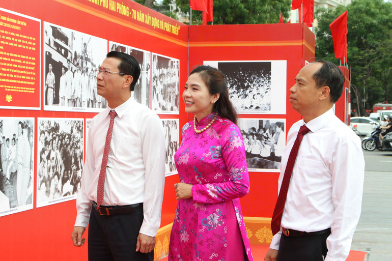 Triển lãm thu hút sự quan tâm của nhân dân và du khách.