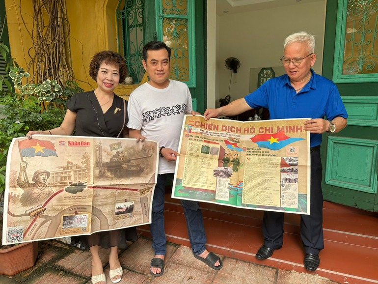 Nụ cười rạng rỡ hiện lên trên gương mặt các cô, các bác khi cầm trên tay tờ phụ san.