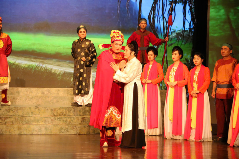 Trích đoạn trong vở diễn “Ngôi sao trung nghĩa“. Trích đoạn trong vở diễn “Ngôi sao trung nghĩa“.