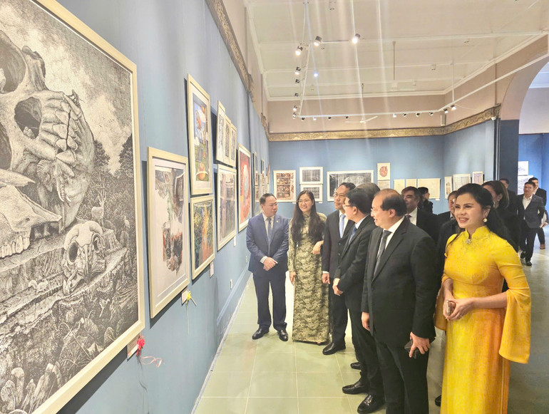 Các đại biểu tham quan Bảo tàng Hải Phòng.