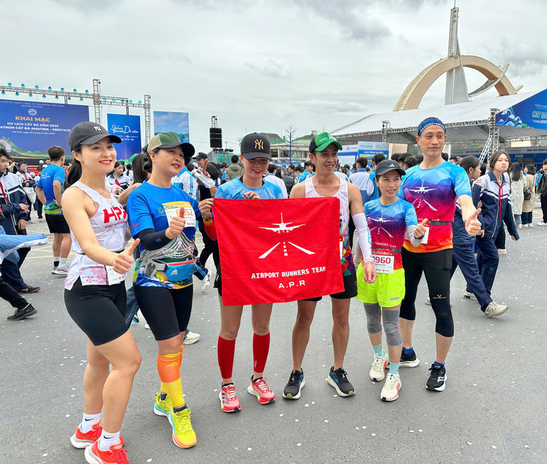 Du khách check-in trước khi chạy xuyên đảo Cát Bà.