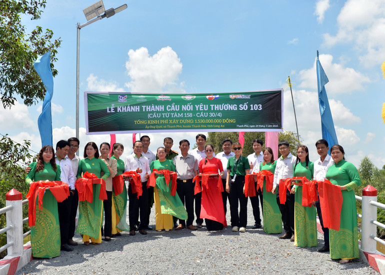 Lễ khánh thành cầu nối yêu thương số 103 (cầu 30/4) tại ấp Ông Quới, xã Thạnh Phú, huyện Thạnh Hóa, tỉnh Long An.