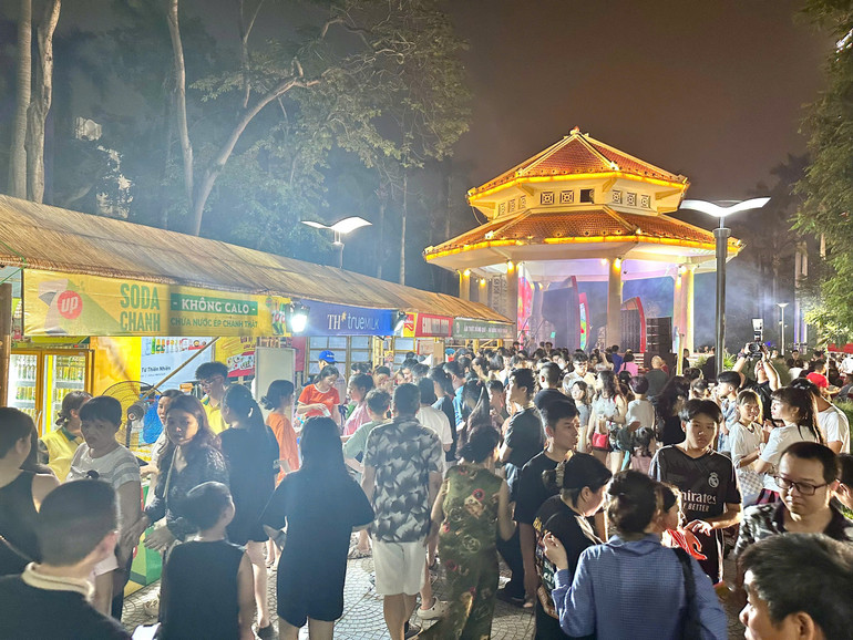 Người dân và du khách thưởng thức Ẩm thực Hải Phòng được chế biến tại chỗ.