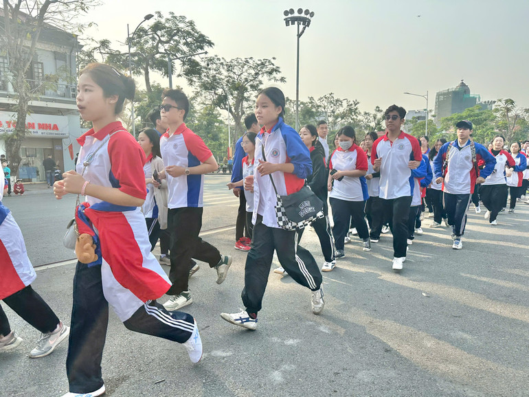 Khối học sinh, sinh viên tham gia chạy.