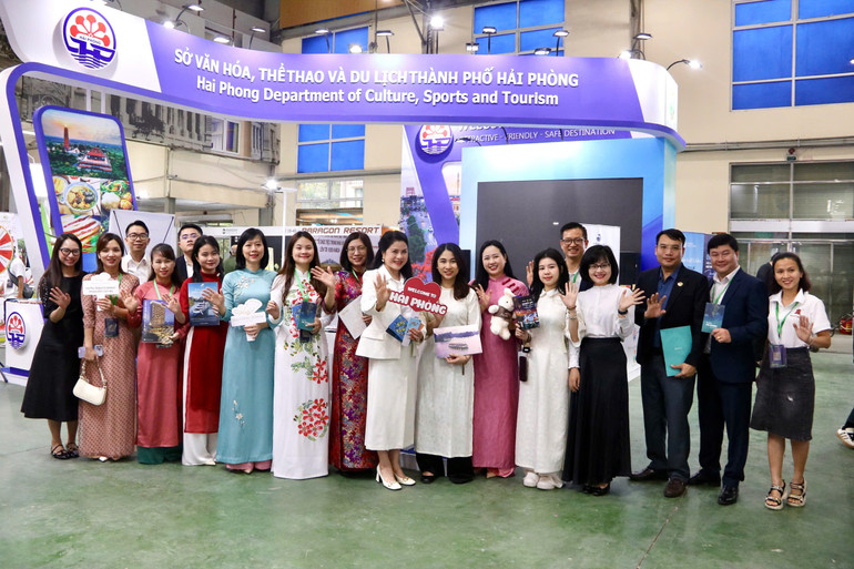 Chụp ảnh lưu niệm tại gian hàng Du lịch Hải Phòng.