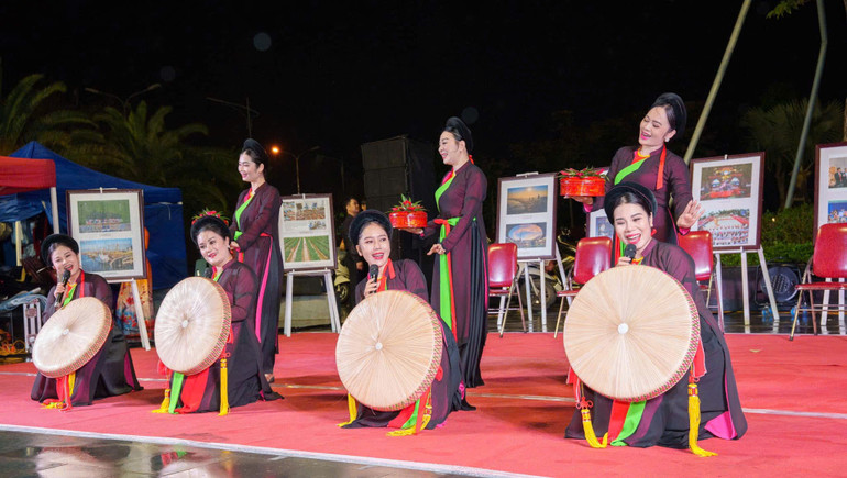 Nhạc dân gian cổ truyền của Việt Nam trên các đường phố tạo điều kiện để du khách trải nghiệm, hiểu hơn về văn hóa thành phố Cảng.