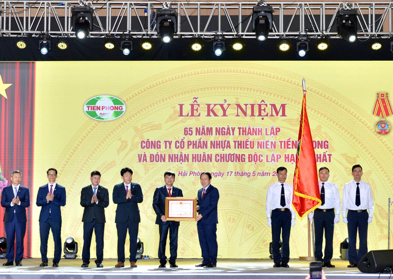 Công ty cổ phần Nhựa Thiếu niên Tiền Phong đón nhận Huân chương Độc lập hạng Nhất. (Ảnh:PV)