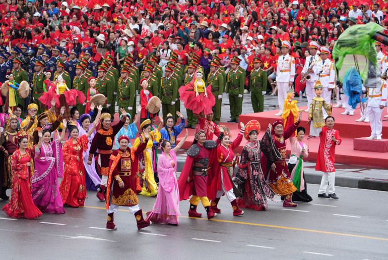 Khối đội ngũ văn nghệ sĩ, nghệ nhân, cán bộ làm công tác văn hóa nghệ thuật Hải Phòng.