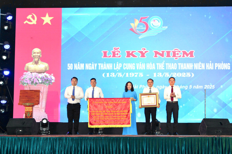 Cung Văn hóa Thể thao Thanh niên Hải Phòng vinh dự được đón nhận Bằng khen của Thủ tướng Chính phủ và Bức trướng của Ủy ban nhân dân thành phố Hải Phòng.