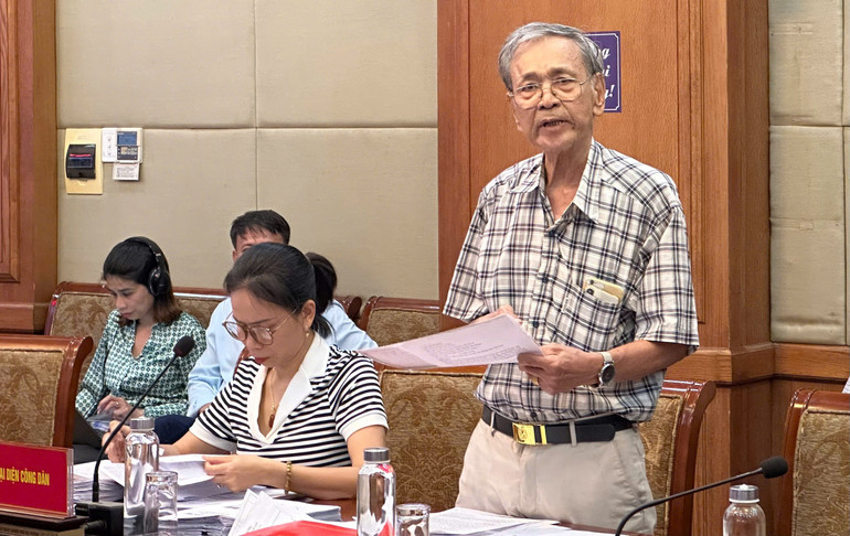 Đại diện các hộ dân thành phố Thủy Nguyên phát biểu.