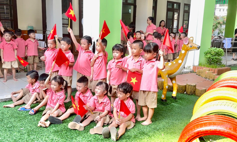 Các bé mầm non múa hát mừng ngày Giải phóng miền nam, thống nhất đất nước 30/4.