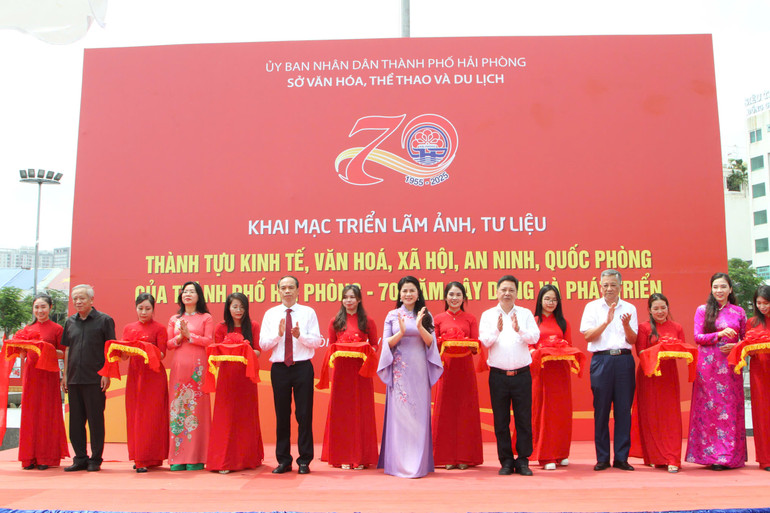 Các đại biểu cắt băng khai mạc triển lãm.