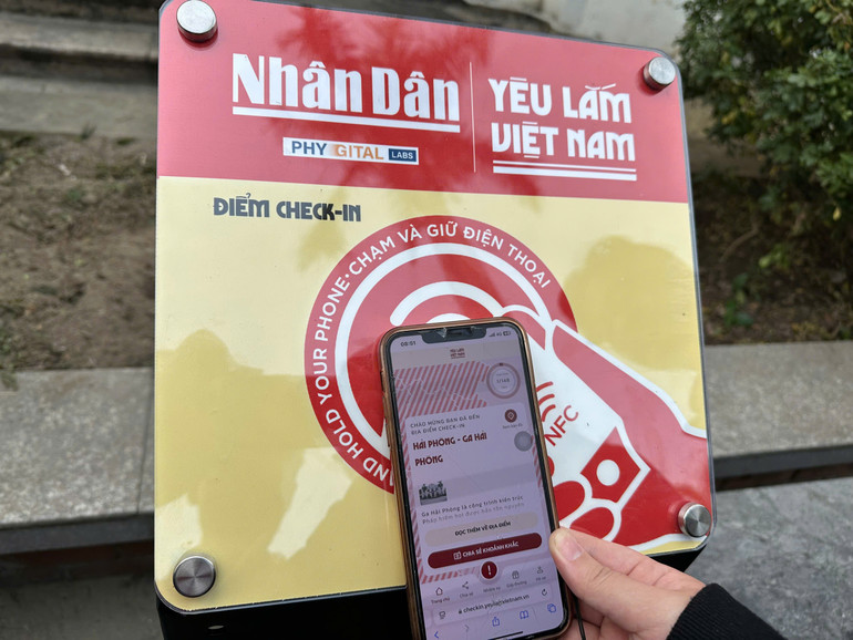 Bảng gắn chíp NFC (Near-Field Communications - công nghệ kết nối không dây).