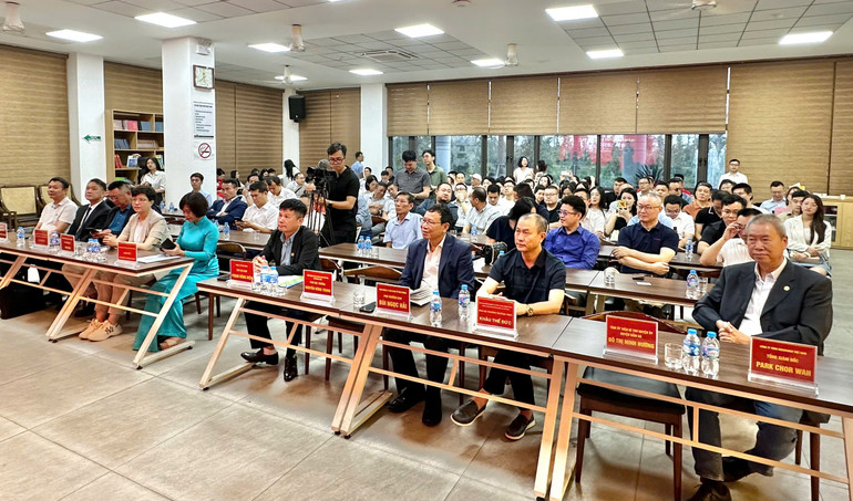 Các đại biểu doanh nghiệp Hải Phòng và Trung Quốc trao đổi hợp tác.