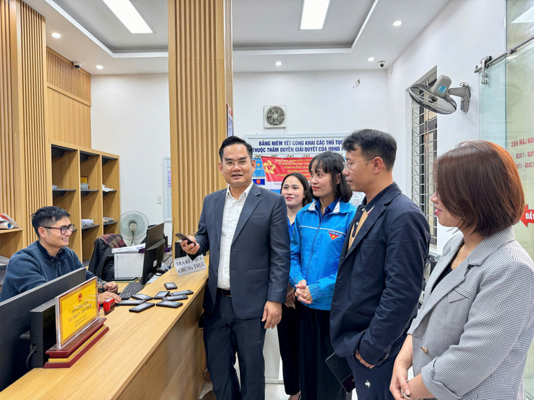 Hướng dẫn người dân sử dụng các ứng dụng công nghệ. Hướng dẫn người dân sử dụng các ứng dụng công nghệ.