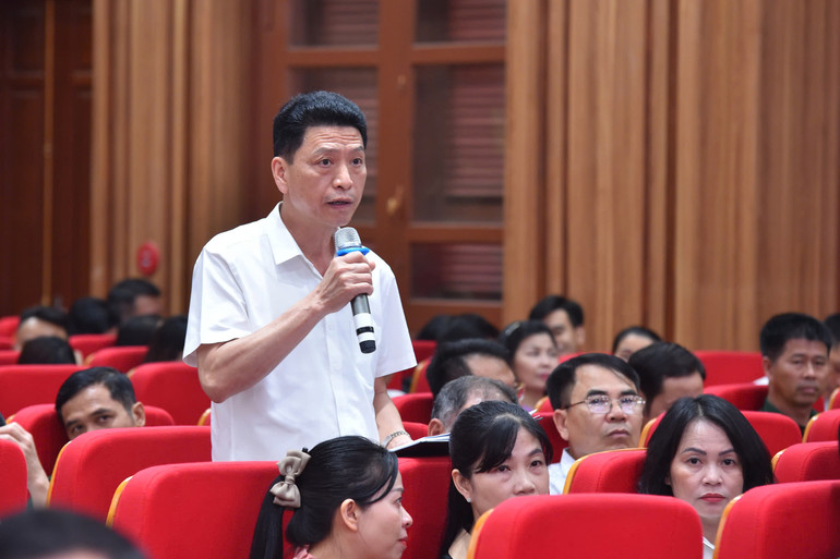 Cử tri thành phố Thủy Nguyên phát biểu ý kiến tại hội nghị. Cử tri thành phố Thủy Nguyên phát biểu ý kiến tại hội nghị.