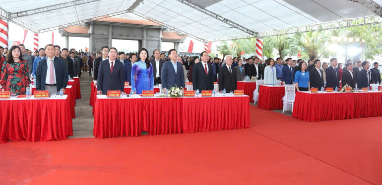 Các đại biểu thành kính bày tỏ lòng tri ân đối với Chủ tịch nước Tôn Đức Thắng.