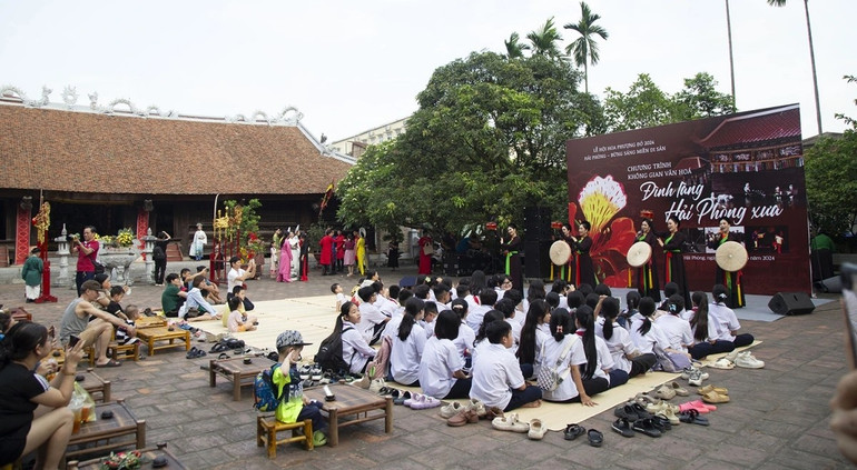 Tái hiện không gian văn hóa đình làng Hải Phòng xưa.