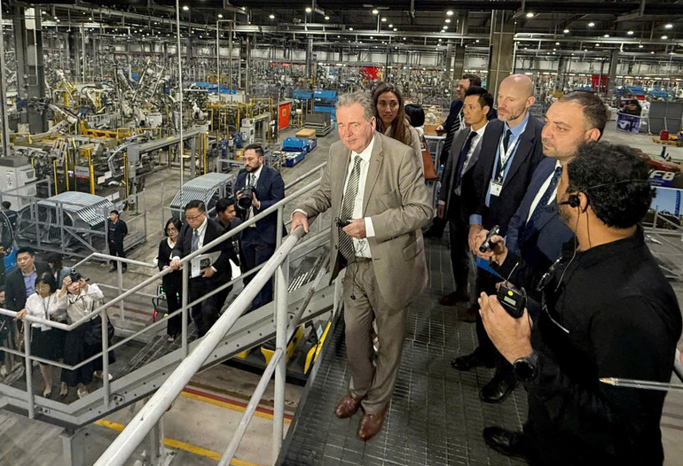 Đoàn lãnh đạo và doanh nghiệp Bỉ tham quan Nhà máy sản xuất ô-tô VinFast.