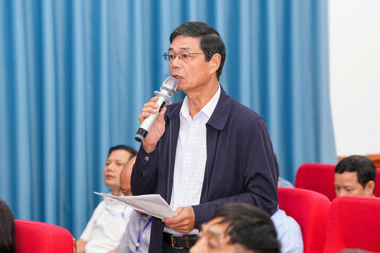 Cử tri quận Lê Chân tham gia ý kiến tại buổi tiếp xúc.