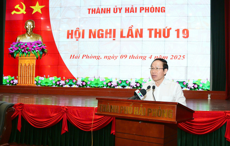 Đồng chí Lê Tiến Châu, Ủy viên Trung ương Đảng, Bí thư thành ủy Hải Phòng phát biểu tại hội nghị.