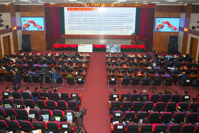 Các đại biểu tham dự hội nghị quán triệt, triển khai nghị quyết.