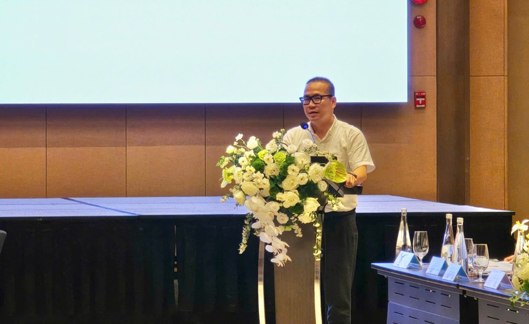 PGS.TS. Phạm Hồng Long, Trưởng Khoa Du lịch học, Trường Đại học Khoa học Xã hội và Nhân văn phát biểu tại Hội thảo.