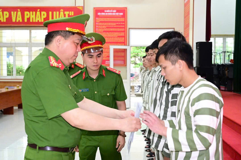 Đại tá Bùi Trung Thành, Phó Giám đốc Công an Hải Phòng trao Giấy chứng nhận đặc xá cho các phạm nhân.