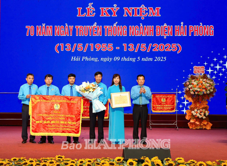 Liên đoàn Lao động Hải Phòng trao cờ thi đua và bằng khen tặng Điện lực Hải Phòng.