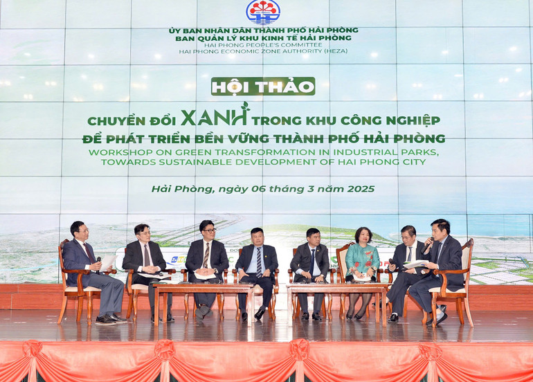 Đại biểu tham luận tại hội thảo.
