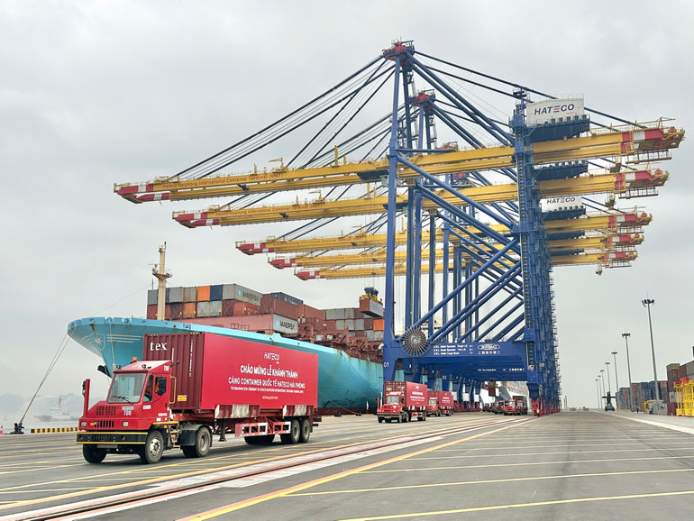 Bến số 5, và số 6 Khu bến cảng Lạch Huyện đi vào hoạt động.