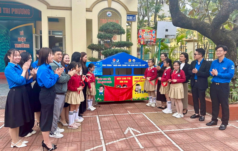 Các đại biểu khánh thành công trình thanh niên Ngôi nhà xanh thu gom rác tại Trường tiểu học Nguyễn Tri Phương (quận Hồng Bàng).