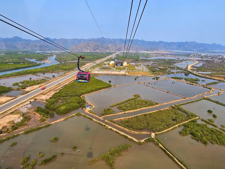 Cáp treo Cát Hải - điểm du lịch hấp dẫn. Cáp treo Cát Hải - điểm du lịch hấp dẫn.