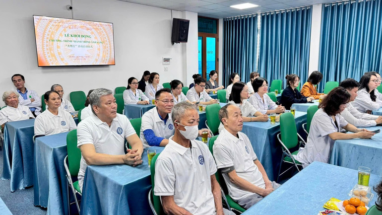 Các bác sĩ và nhân viên y tế chuyên môn cao trong lĩnh vực nhãn khoa tỉnh Vân Nam.