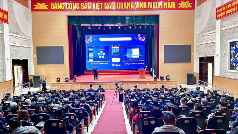 Đại diện Công ty cổ phần Công nghệ HeyU giới thiệu về nền tảng trí tuệ nhân tạo AI tại quận Hải An.