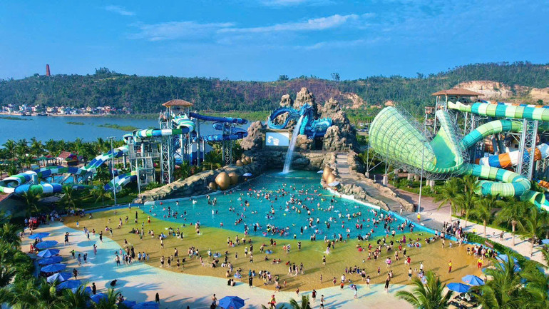 Khu du lịch quốc tế Đồi Rồng (Đồ Sơn) đón khoảng 250.000 lượt khách trong dịp nghỉ lễ. Khu du lịch quốc tế Đồi Rồng (Đồ Sơn) đón khoảng 250.000 lượt khách trong dịp nghỉ lễ.