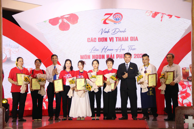 Vinh danh các đơn vị tham gia Liên hoan Ẩm thực.