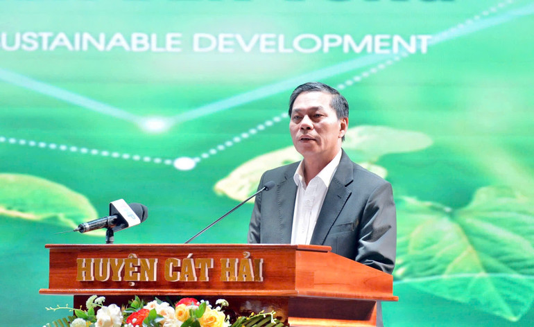 Đồng chí Nguyễn Văn Tùng, Chủ tịch Ủy ban nhân dân thành phố Hải Phòng phát biểu tại hội thảo.