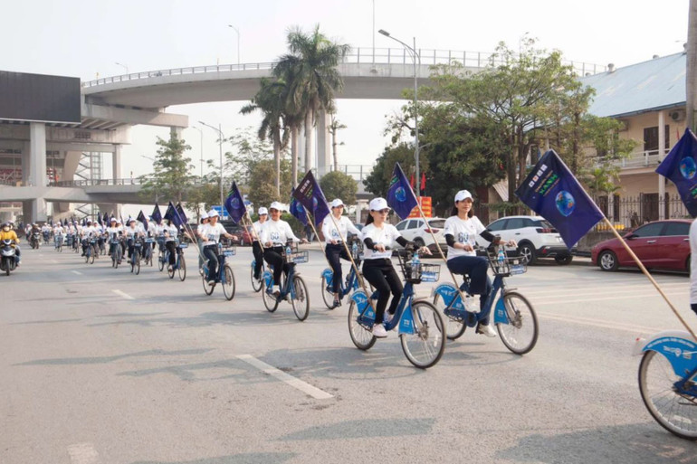 Đoàn viên thanh niên Điện lực Hải Phòng tham gia đạp xe diễu hành hưởng ứng chiến dịch Giờ trái đất năm 2025.