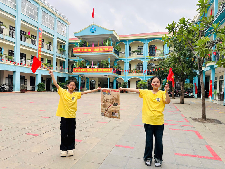 Em Thùy Anh và Kiều Anh, lớp 5A6 thích thú check-in với tờ Báo. Em Thùy Anh và Kiều Anh, lớp 5A6 thích thú check-in với tờ Báo.