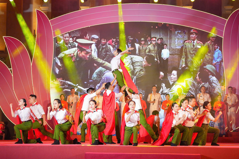 Tiết mục của Đoàn nghệ thuật quần chúng Công an thành phố Hải Phòng. Tiết mục của Đoàn nghệ thuật quần chúng Công an thành phố Hải Phòng.