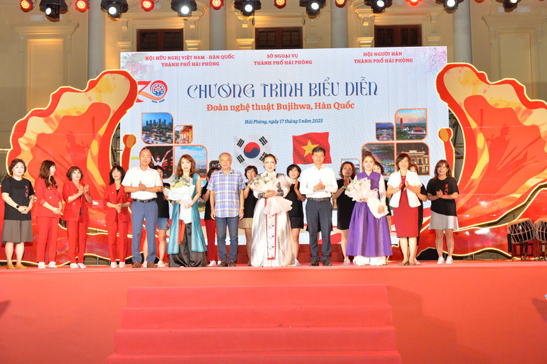 Đoàn nghệ thuật Bujihwa.