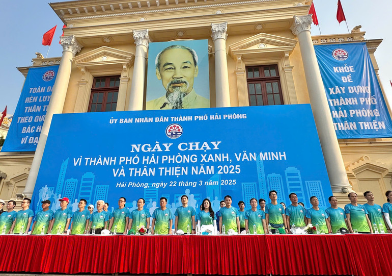 Khai mạc Ngày chạy vì thành phố Hải Phòng xanh, văn minh và thân thiện tại quảng trường Nhà hát thành phố.