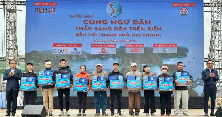 Trao quà cho ngư dân tại huyện Cát Hải.