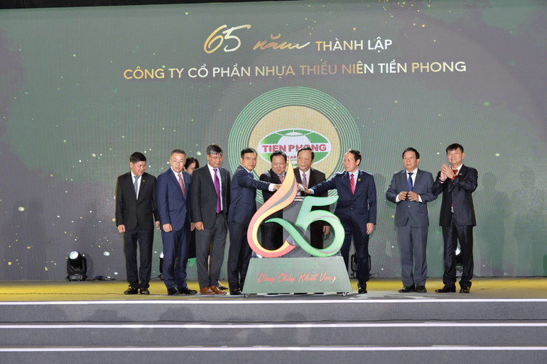 Các đại biểu thực hiện nghi thức kỷ niệm dấu ấn 65 năm thành lập Nhựa Tiền Phong. (Ảnh:PV)