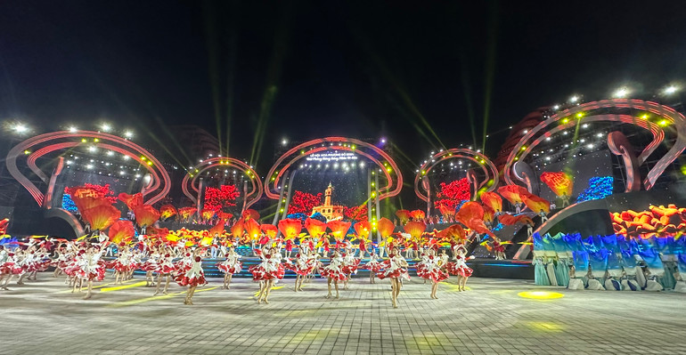 Các tiết mục biểu diễn đặc sắc trong Lễ hội Hoa phượng đỏ.