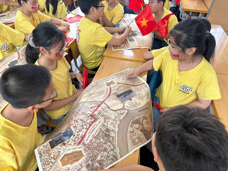 Tiết học Hoạt động trải nghiệm lồng ghép giới thiệu ấn phẩm Phụ san đặc biệt kỷ niệm 50 năm Ngày Giải phóng miền nam, Thống nhất đất nước của Báo Nhân Dân. Tiết học Hoạt động trải nghiệm lồng ghép giới thiệu ấn phẩm Phụ san đặc biệt kỷ niệm 50 năm Ngày Giải phóng miền nam, Thống nhất đất nước của Báo Nhân Dân.