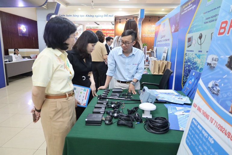 Đại diện công ty Điện điện tử Bách khoa giới thiệu công nghệ thiết bị định vị giám sát hành trình tàu cá.