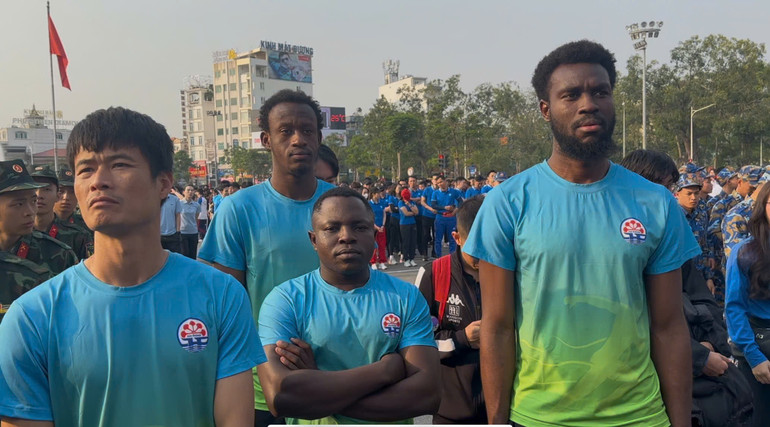 Du khách nước ngoài tham gia hưởng ứng.